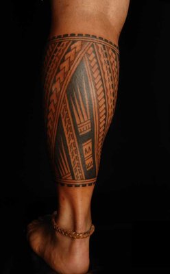  Tatouage maori, polynésien sur le mollet d'un homme